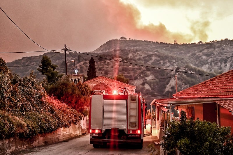 Φόβοι και αγωνία μετά τον εντοπισμό σορών από τη φωτιά στην Κορινθία