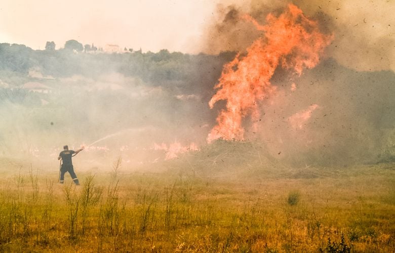 Φωτιά στα Ροζενά Κορινθίας σε εξέλιξη με ισχυρές δυνάμεις στο σημείο