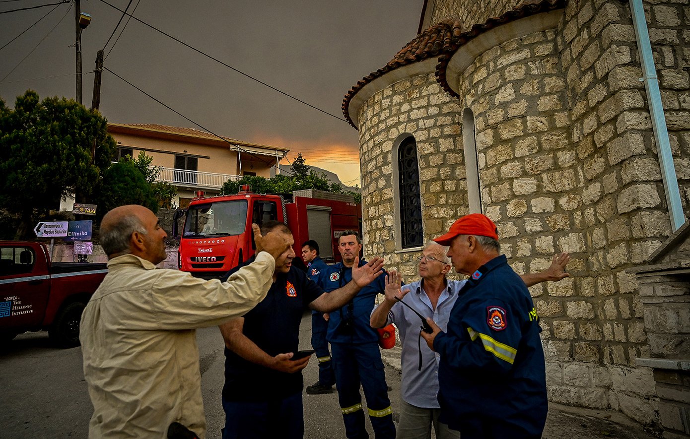 Πυρκαγιά στην Κορινθία Θέτει σε Κίνδυνο Σχολεία και Οικισμούς