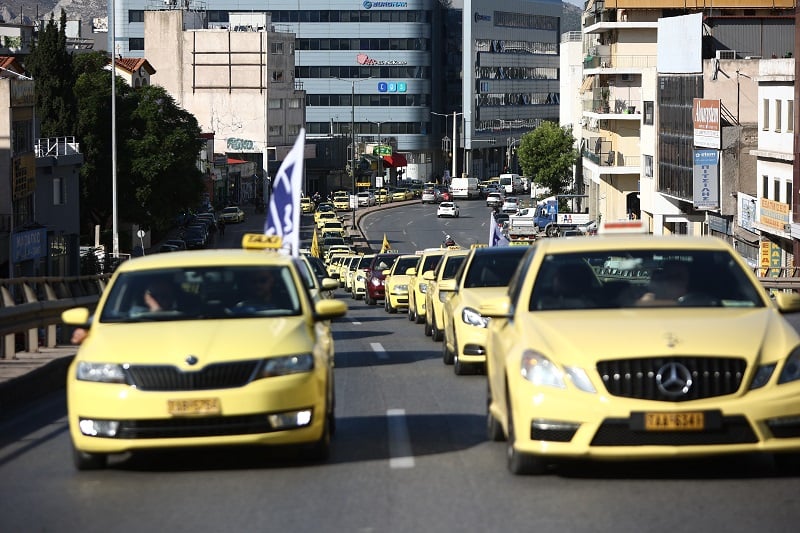 Αντίθεση των επαγγελματιών οδηγών στην υποχρεωτική τοποθέτηση σήματος στα ταξί