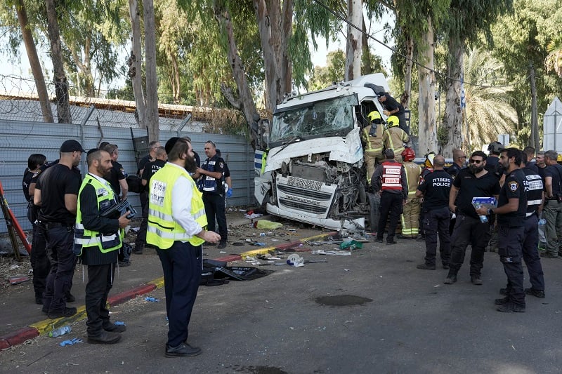 Θανατηφόρα Σύγκρουση Φορτηγού σε Στάση Λεωφορείου κοντά στο Τελ Αβίβ με Πολλούς Τραυματίες