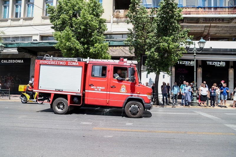 Φωτιά σε διαμέρισμα στους Αμπελόκηπους Θεσσαλονίκης με εκρήξεις και επιχείρηση κατάσβεσης