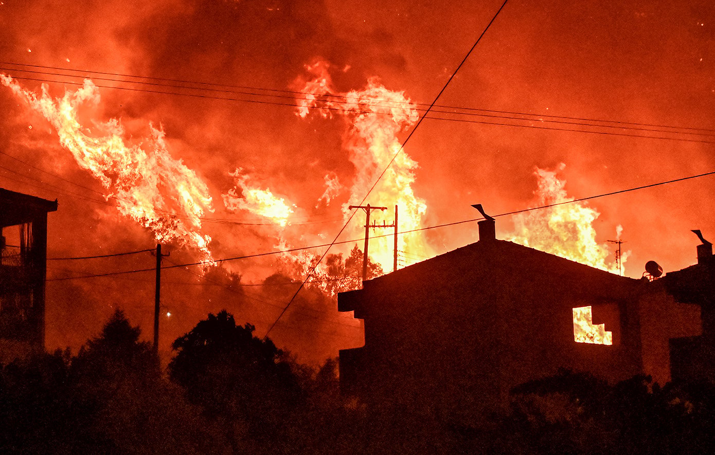 Δραματική μάχη με τις φλόγες στην Κορινθία με δύο θύματα και συνεχείς αναζωπυρώσεις